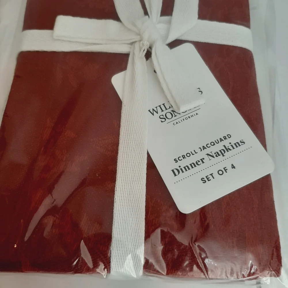 *Williams Sonoma Scroll Jacquard Napkins (4 napkins)